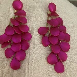 Lite weight fuchsia colored dangle earrings in excellent condition